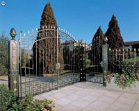 Арочные кованые ворота