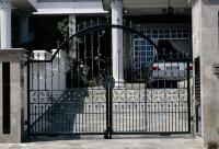 Кованые ворота с декоративной корзинкой