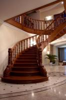 Деревянная лестница для загородного дома