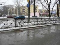 Дорожное ограждение черного цвета