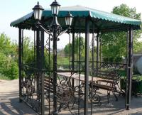 Открытая металлическая беседка
