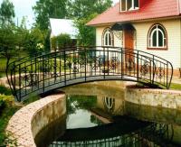 Кованый мостик у пруда