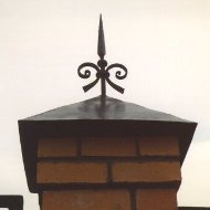 Кованый колпак на кирпичный столб