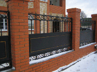 Комбинированный кованый забор