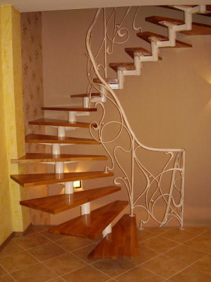 Перила кованые на модульной лестнице
